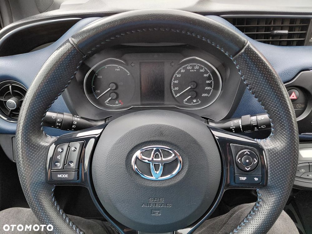 Toyota Yaris Hybrid 100 Selection Platinum - 35
