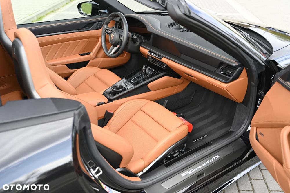 Porsche 911 Carrera 4 GTS - 24