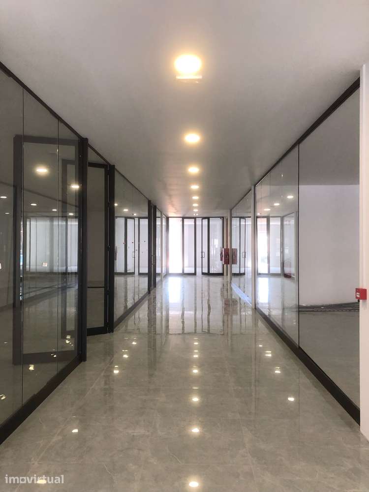 Lojas para arrendar na Zona Industrial da VARZIELA - Grande imagem: 2/5