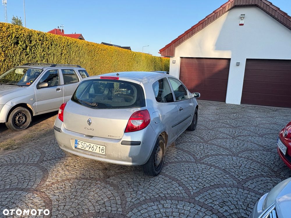 Renault Clio 1.2 16V Campus - 5