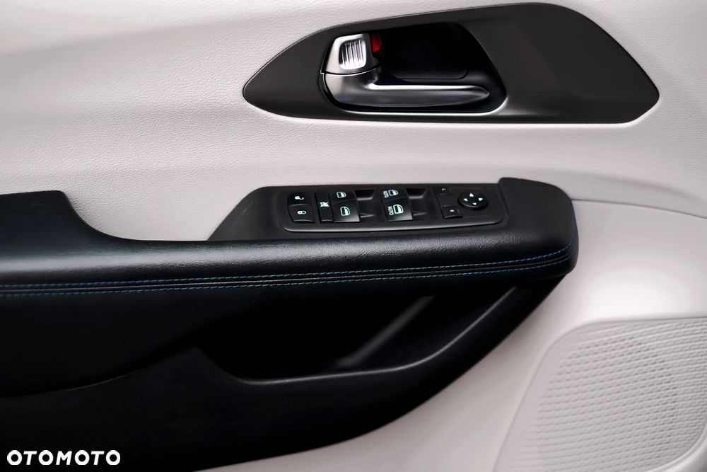 Chrysler Pacifica - 32