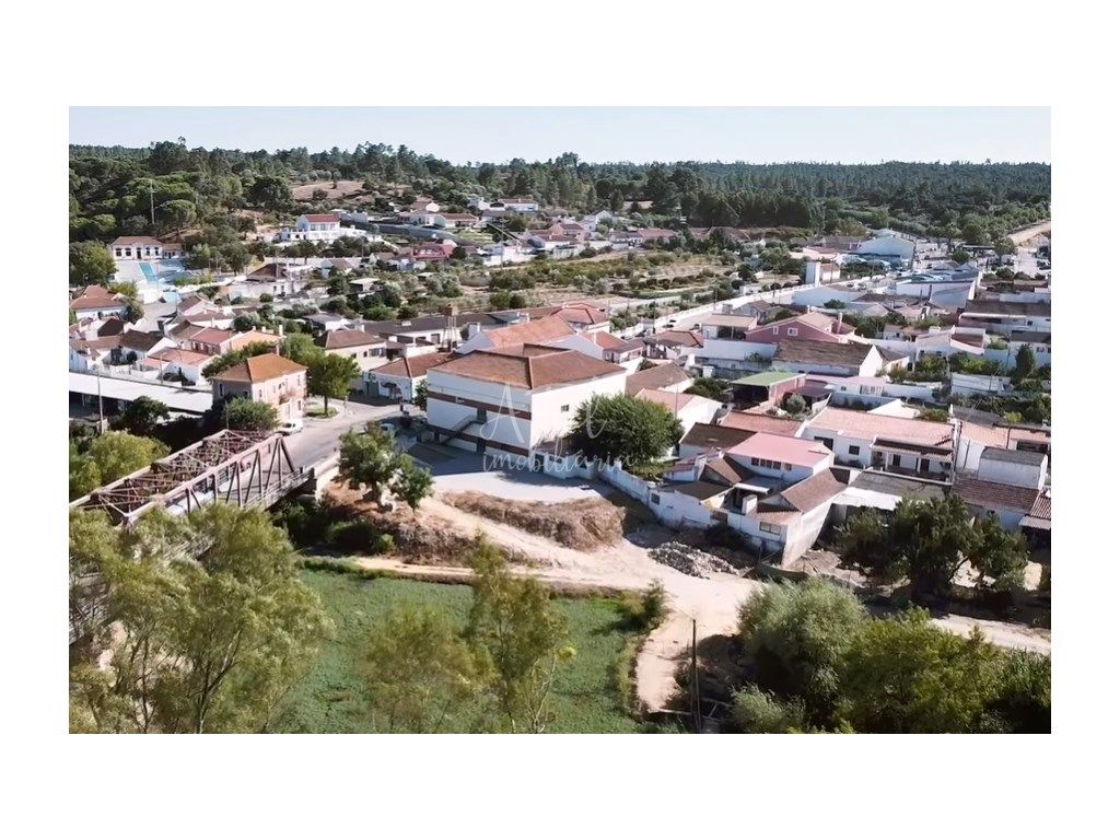 Moradia T2 para Recuperar na Rua de Baixo, Raposa, Almeirim