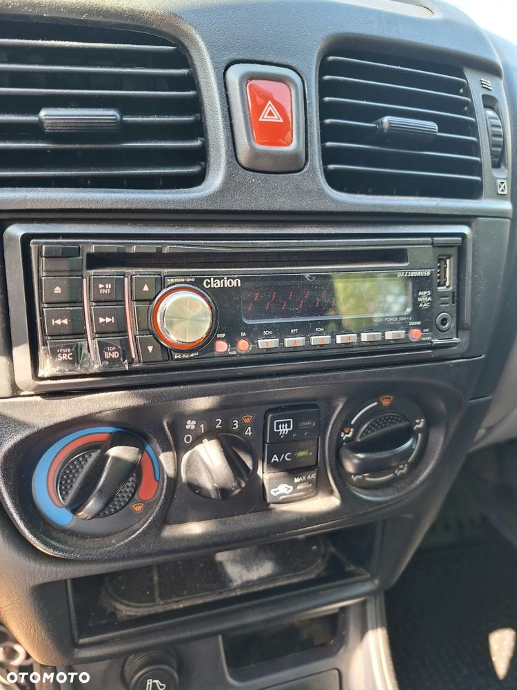 Nissan Almera 1.8 Visia - 9