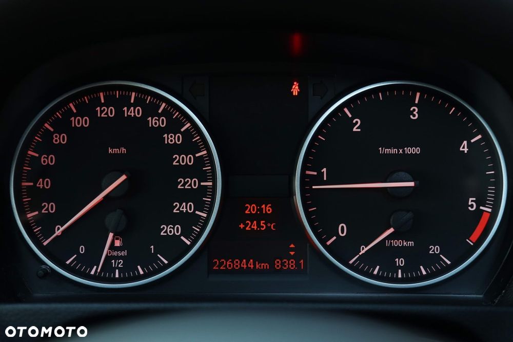 BMW Seria 3 318d DPF Touring - 33