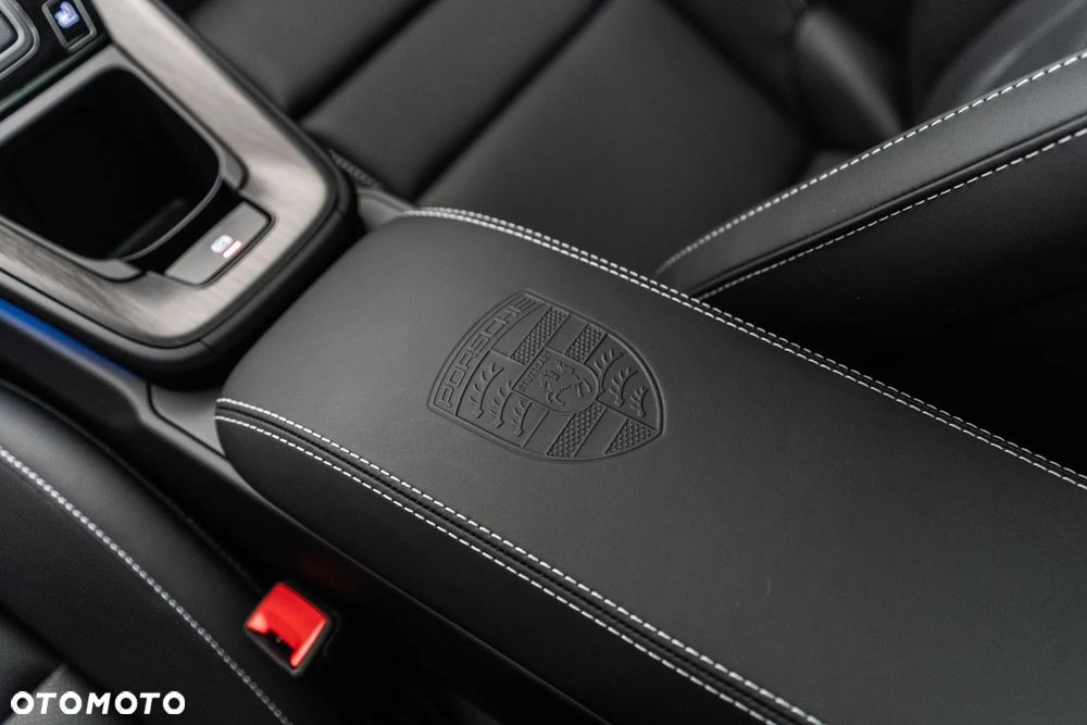 Porsche 911 Carrera 4 GTS - 30