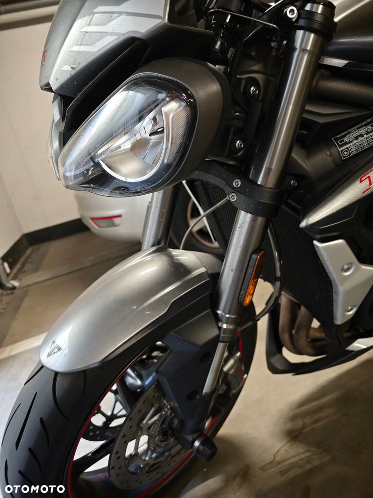 Triumph Street Triple - 8