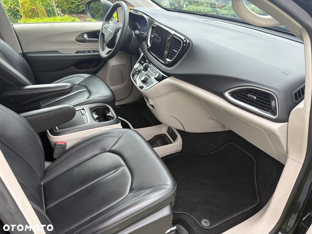 Chrysler Pacifica - 16