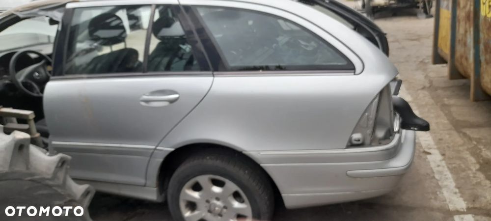 MERCEDES W203 C220 błotnik tylny lewy