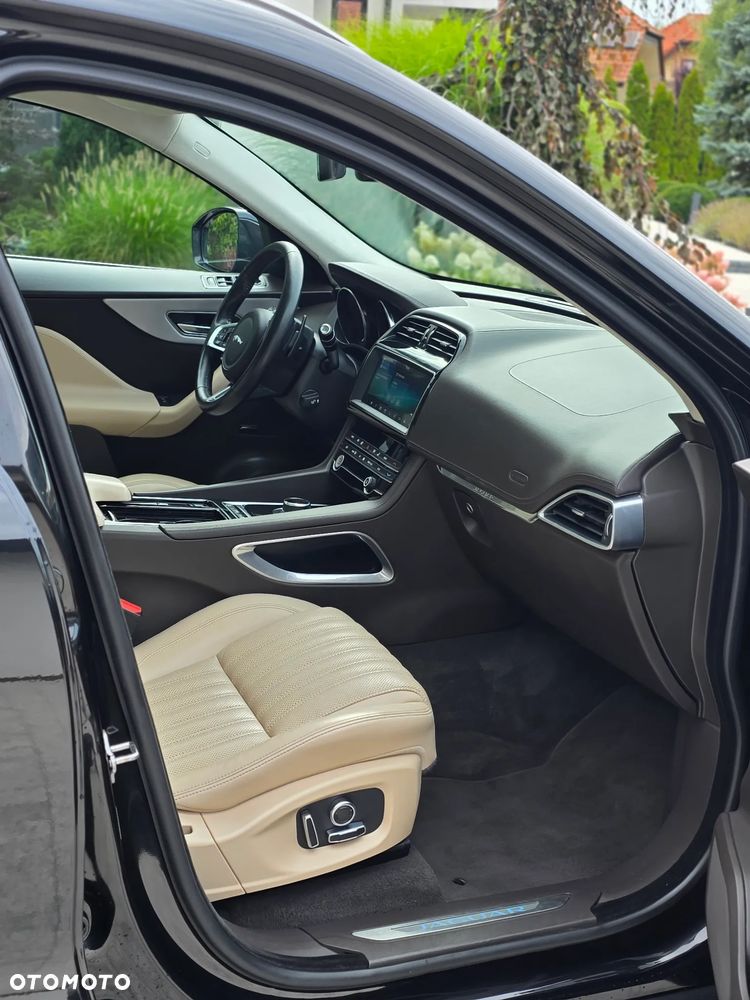 Jaguar F-Pace P250 AWD R-Dynamic Black - 21