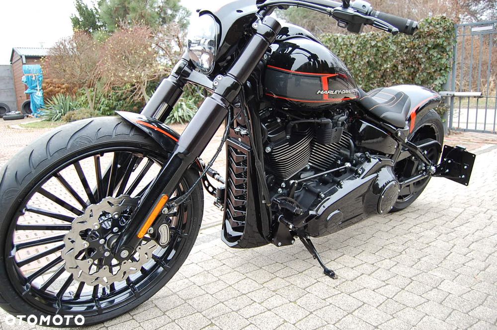 Harley-Davidson Softail Breakout - 13