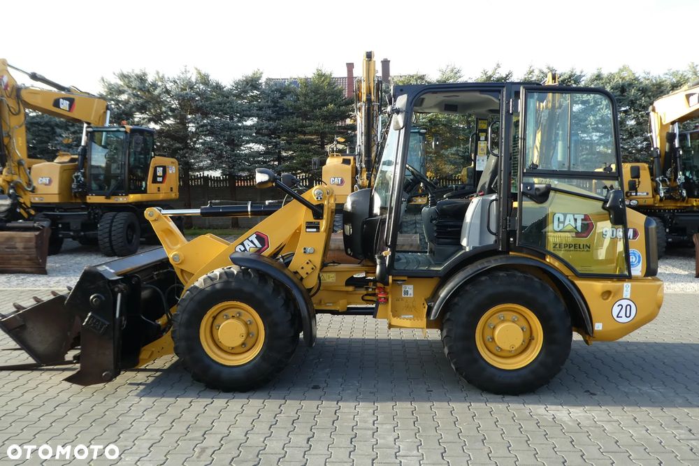 Caterpillar 906M Z KROKODYLEM I WIDŁAMI - 24
