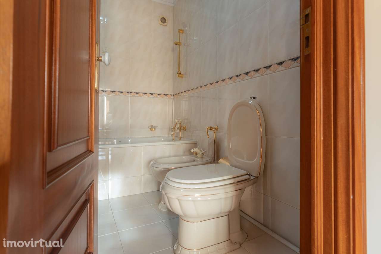 Moradia T6, RENOVADA, junto ao Centro da Cidade - Grande imagem: 2/34