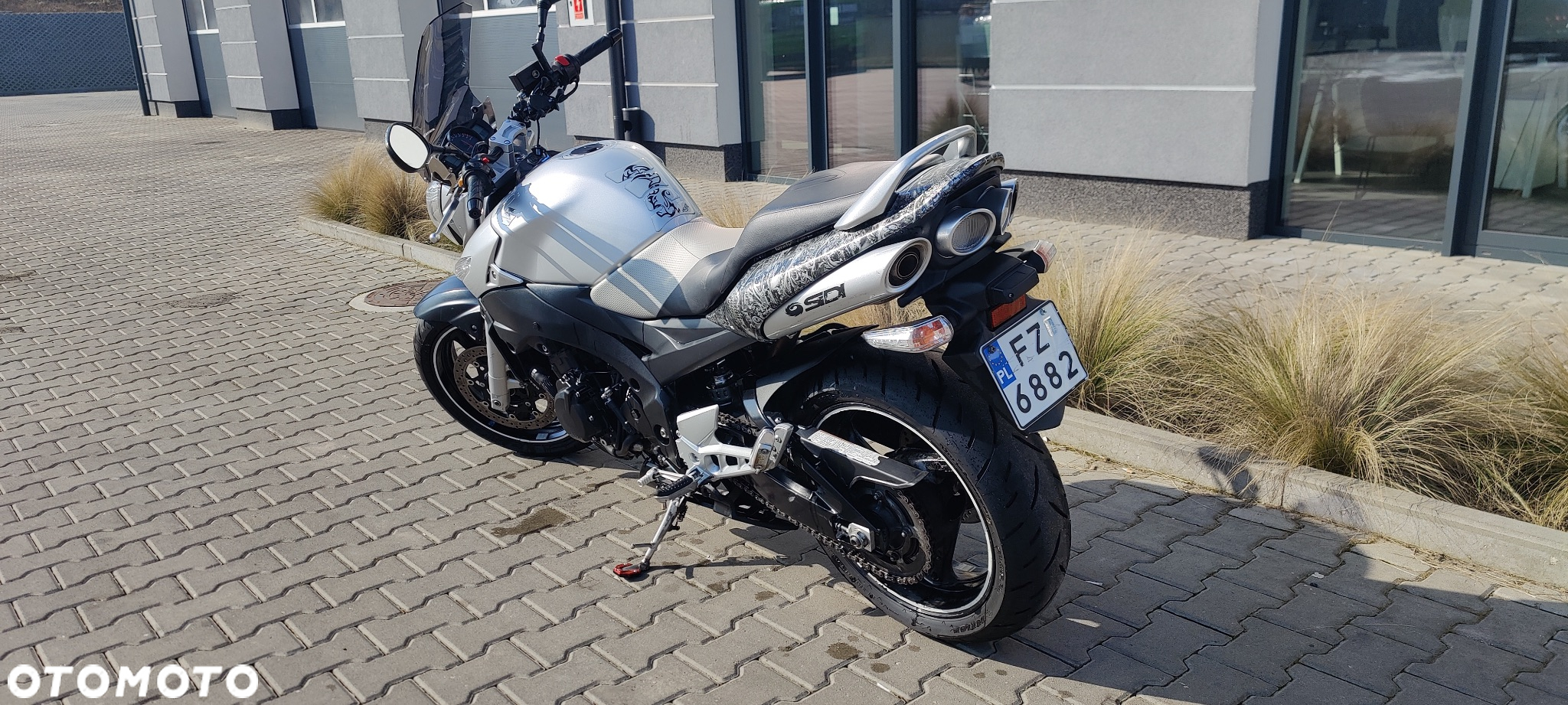 Suzuki GSR - 4