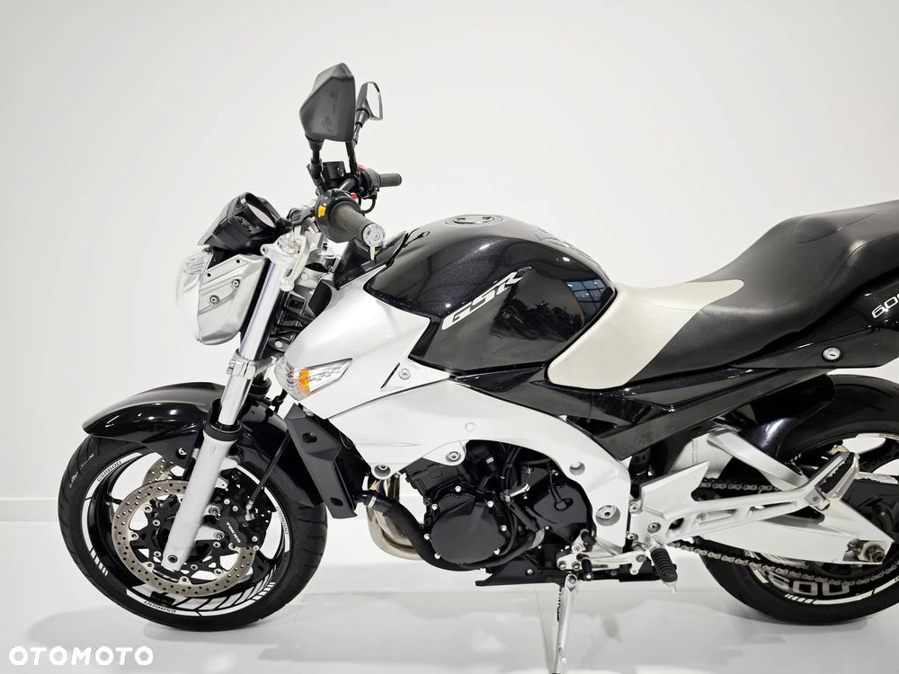 Suzuki GSR - 13