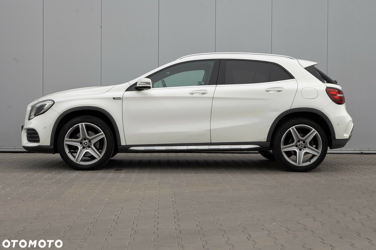 Mercedes-Benz GLA 220 4-Matic AMG Line - 12