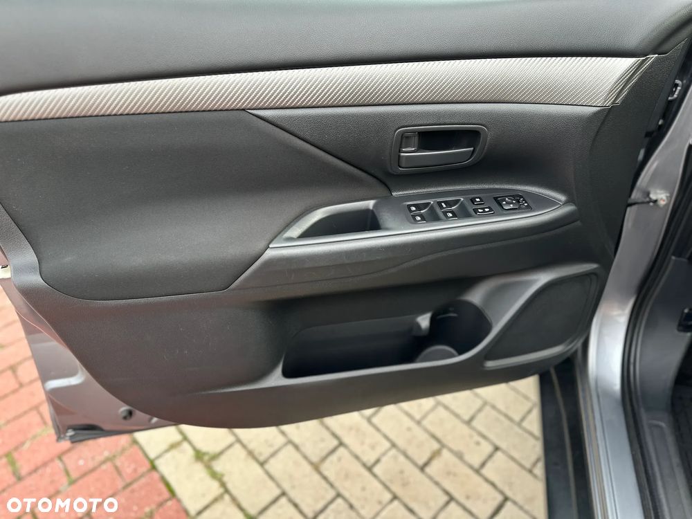 Mitsubishi Outlander 2.0 2WD SUV-Star - 17