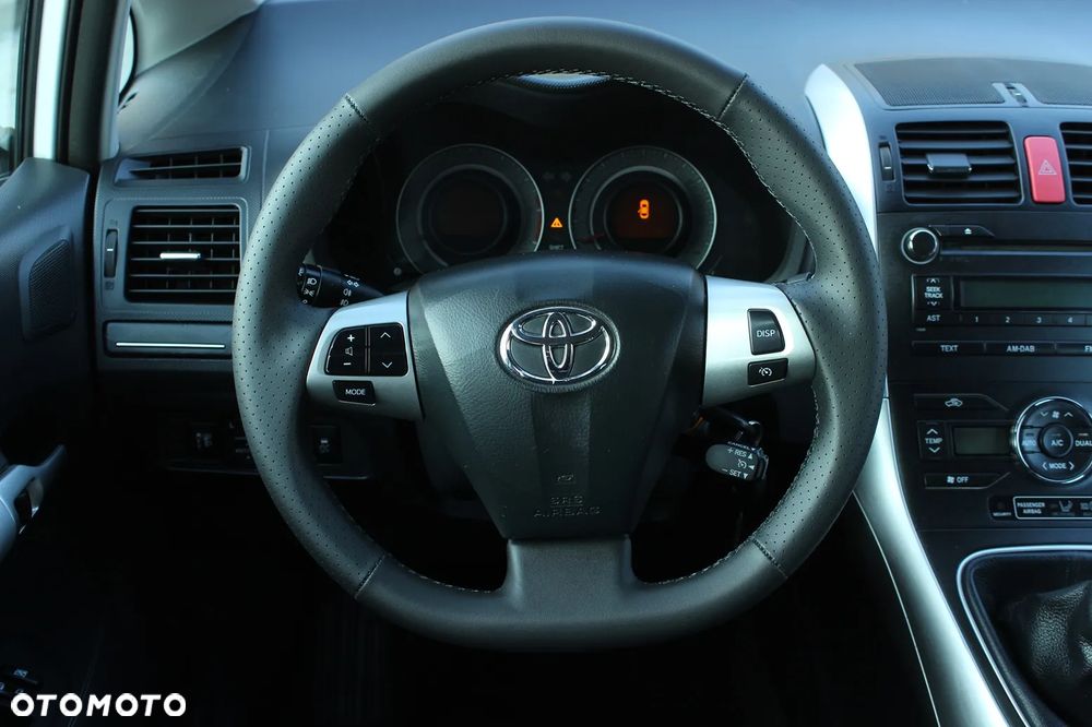 Toyota Auris 1.6 Executive - 26