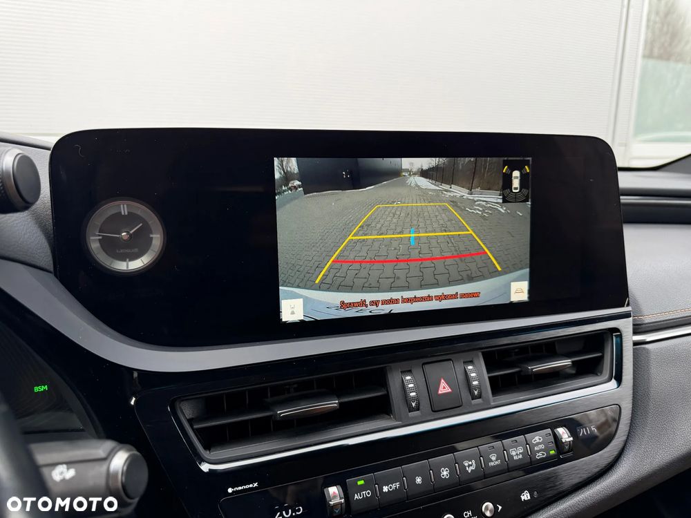 Lexus ES 300h Business Edition - 11