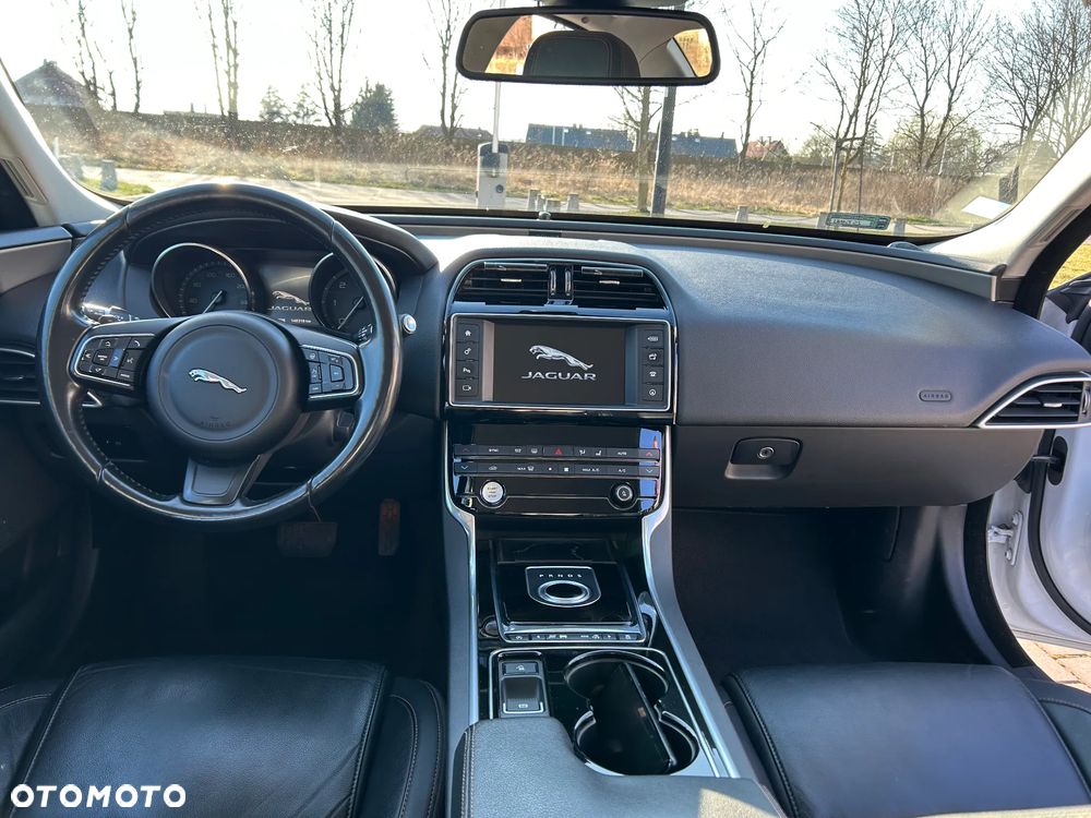 Jaguar XE 2.0 D Portfolio - 21