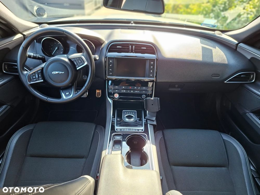 Jaguar XE 2.0 D AWD R-Sport - 5