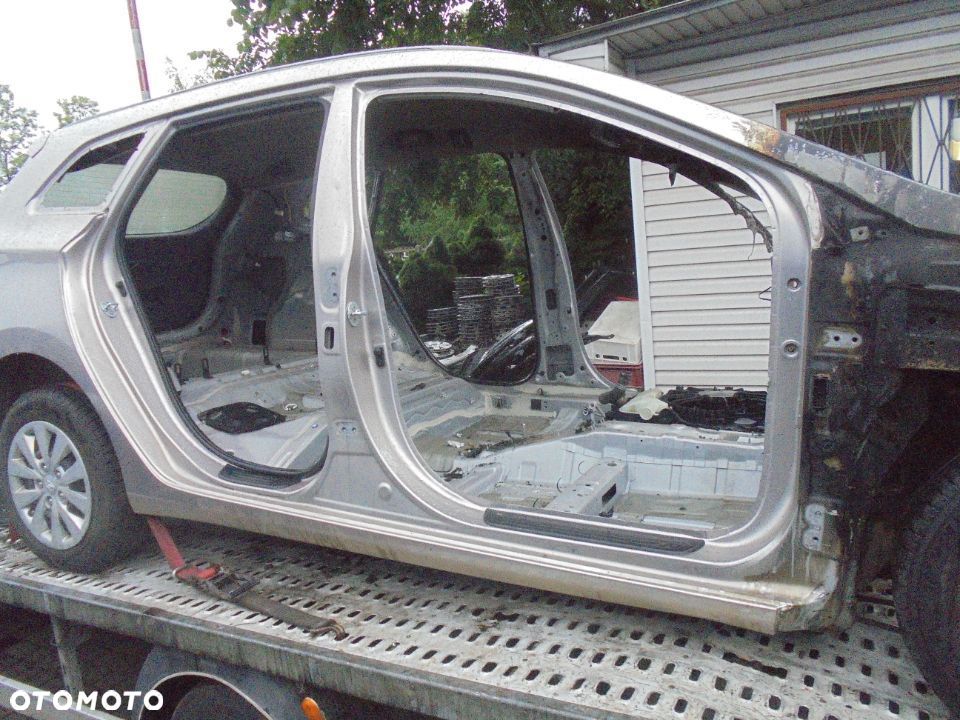 SŁUPEK PRAWY LUB LEWY  PRZEDNI PODŁUZNICA LEWA LUB PRAWA  I30 12-17 KOMBI - 1