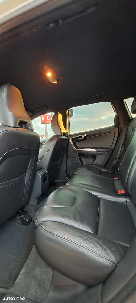 Volvo XC 60 D5AWD Momentum - 8