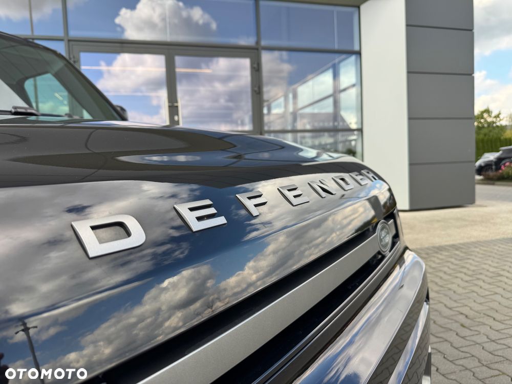 Land Rover Defender 110 D200 X-Dynamic SE - 12