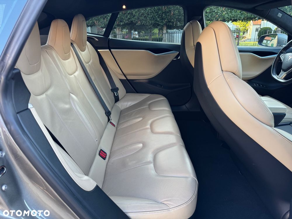 Tesla Model S - 12