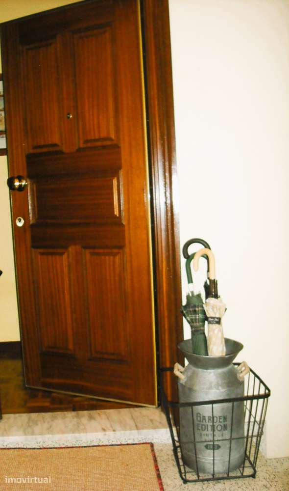 T2 caderneta predial como novo, c/ 2 garagens fechadas. Sra. da Hora. - Grande imagem: 4/48