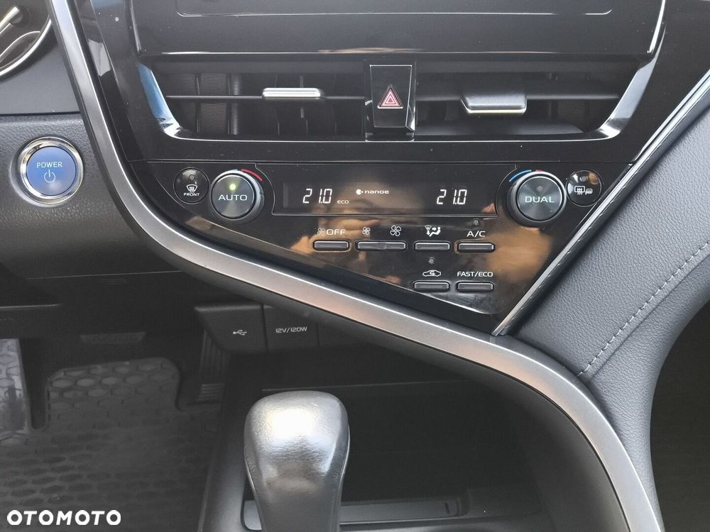 Toyota Camry 2.5 Hybrid Comfort CVT - 24