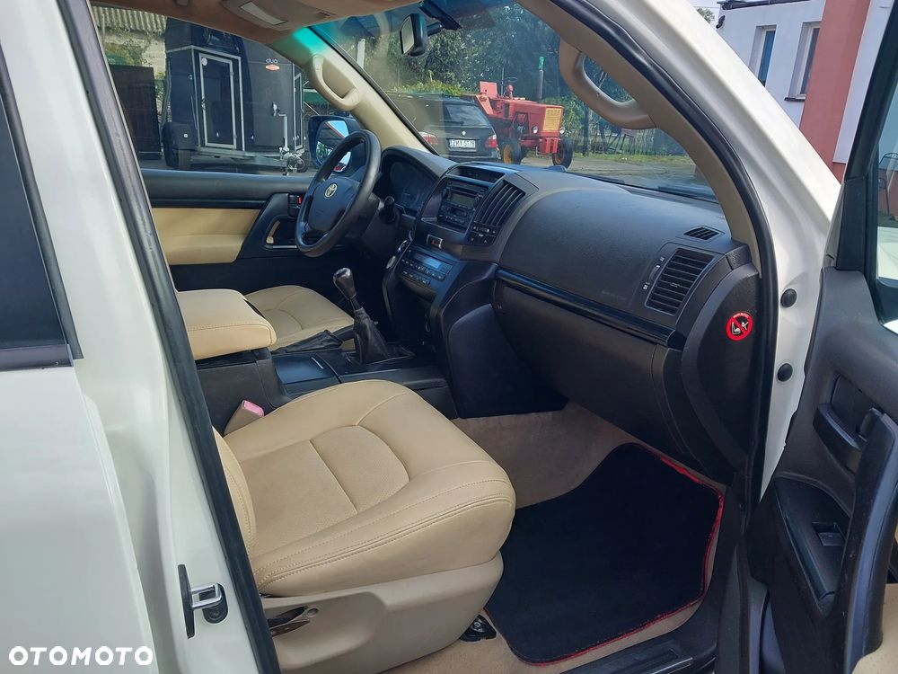 Toyota Land Cruiser - 10