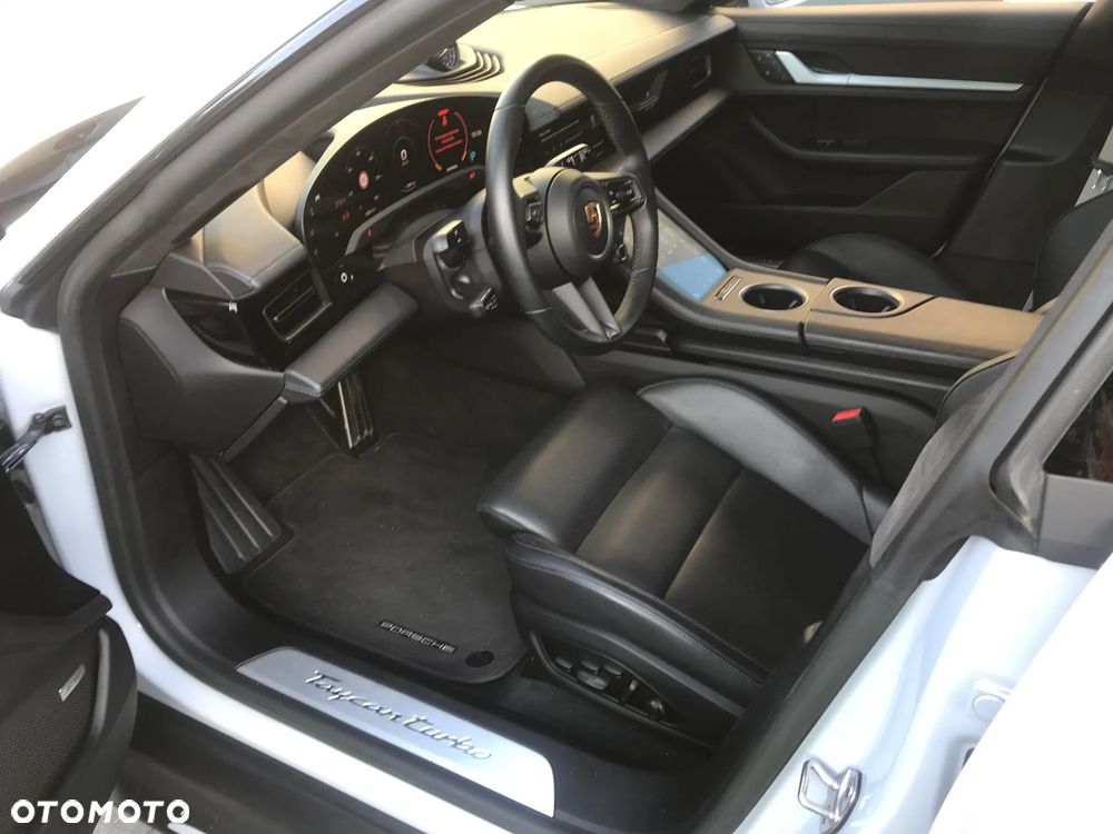 Porsche Taycan Turbo - 11