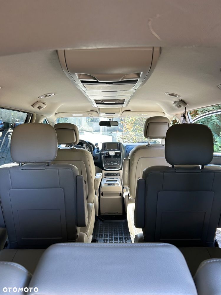Chrysler Town & Country - 6