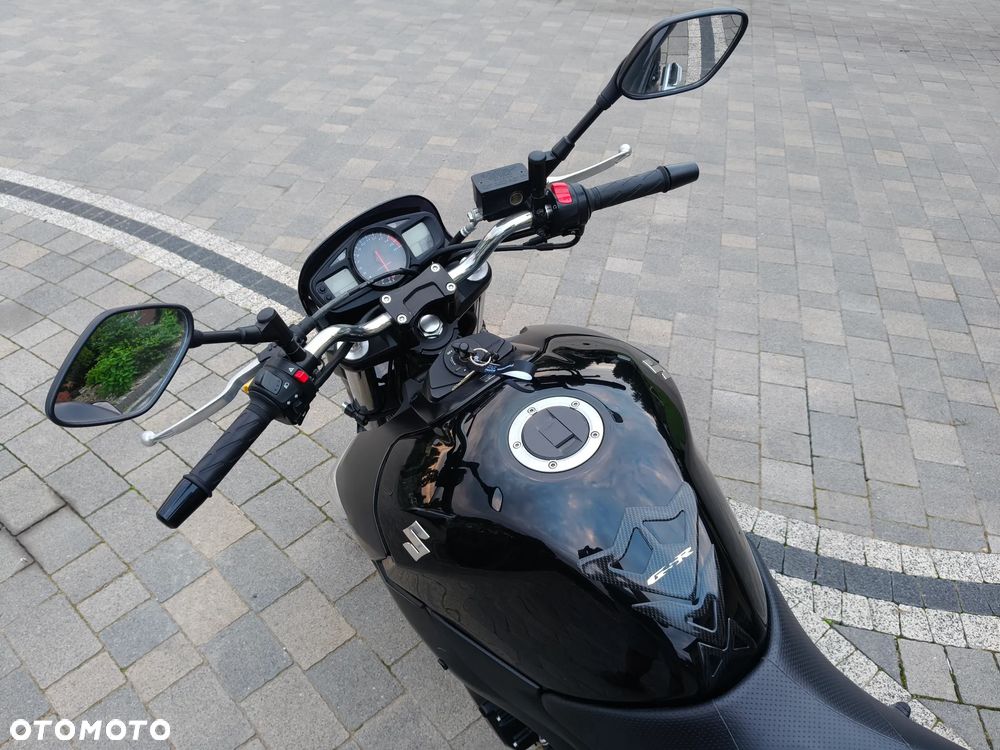 Suzuki GSR - 12