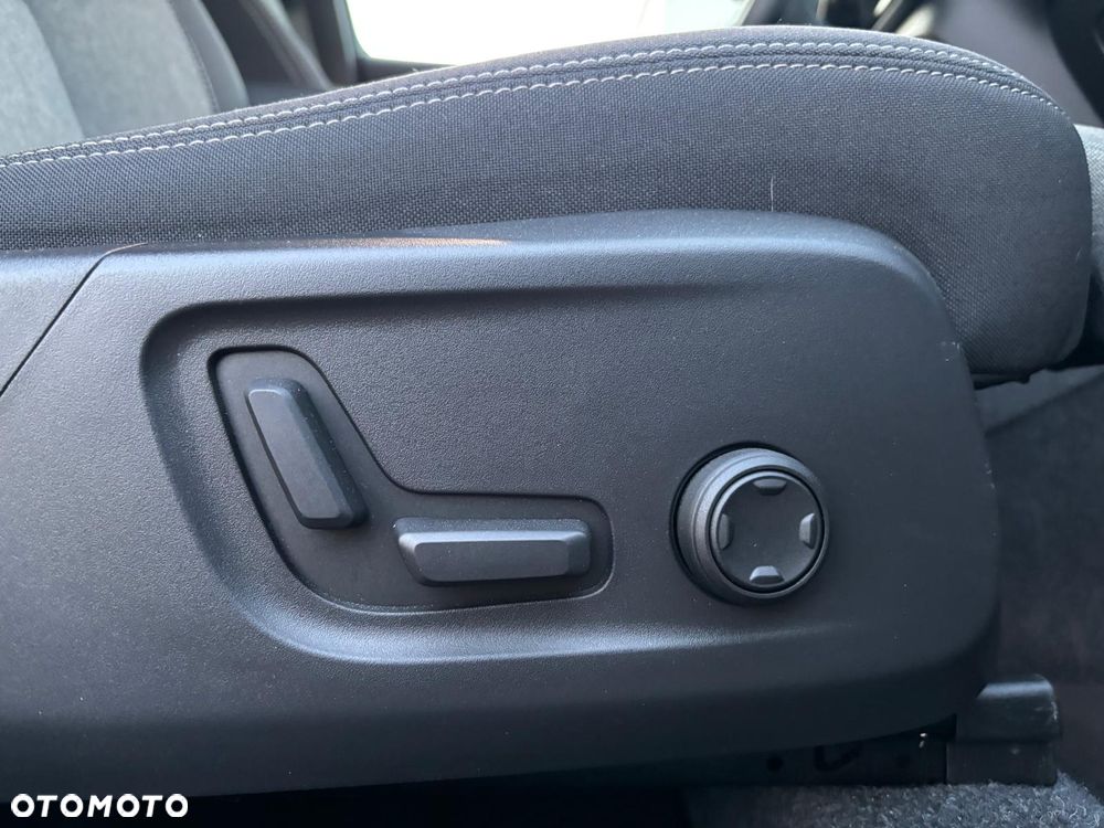 Volvo XC 40 B3 Plus Dark - 18