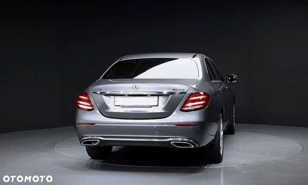 Mercedes-Benz Klasa E 300 9G-TRONIC Exclusive - 5