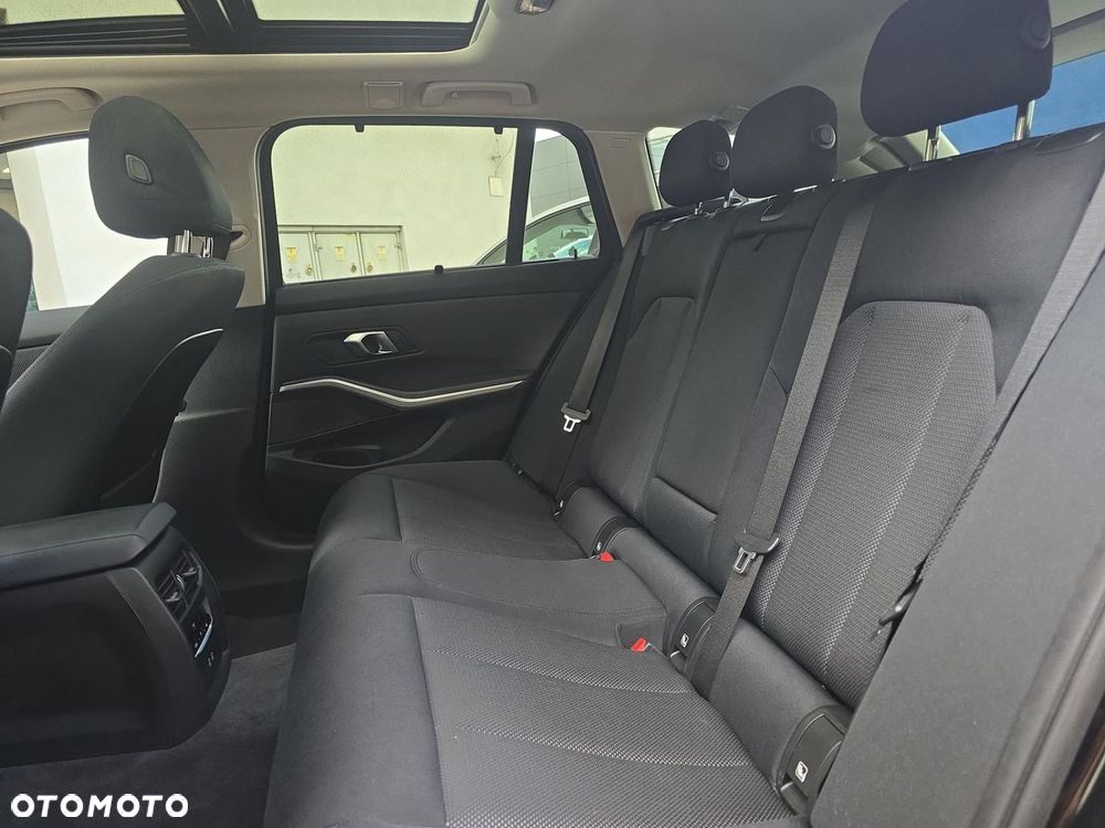 BMW Seria 3 318d - 23