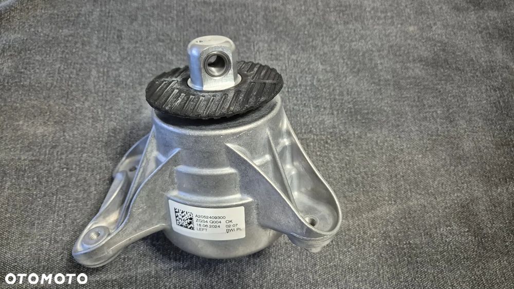 Mercedes C 63 AMG Łapa Poduszka silnika A2052409300 - 8