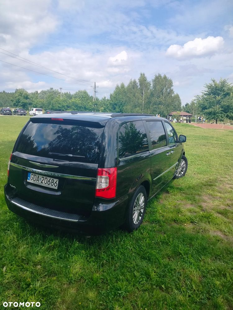 Chrysler Town & Country - 3