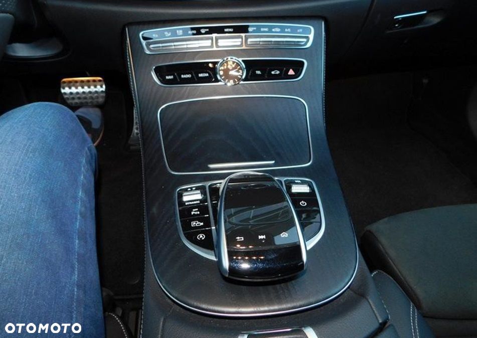 Mercedes-Benz Klasa E 220 d 4-Matic 9G-TRONIC - 24