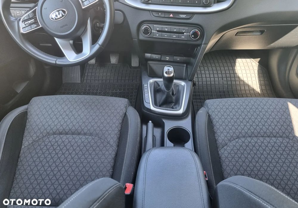 Kia Ceed - 10