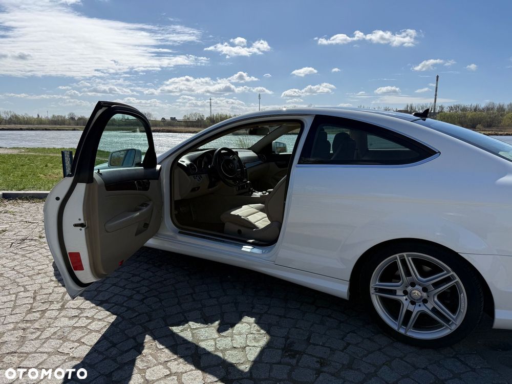 Mercedes-Benz Klasa C 250 CGI BlueEff - 21