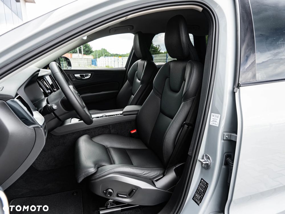 Volvo XC 60 B4 B Plus Dark - 24