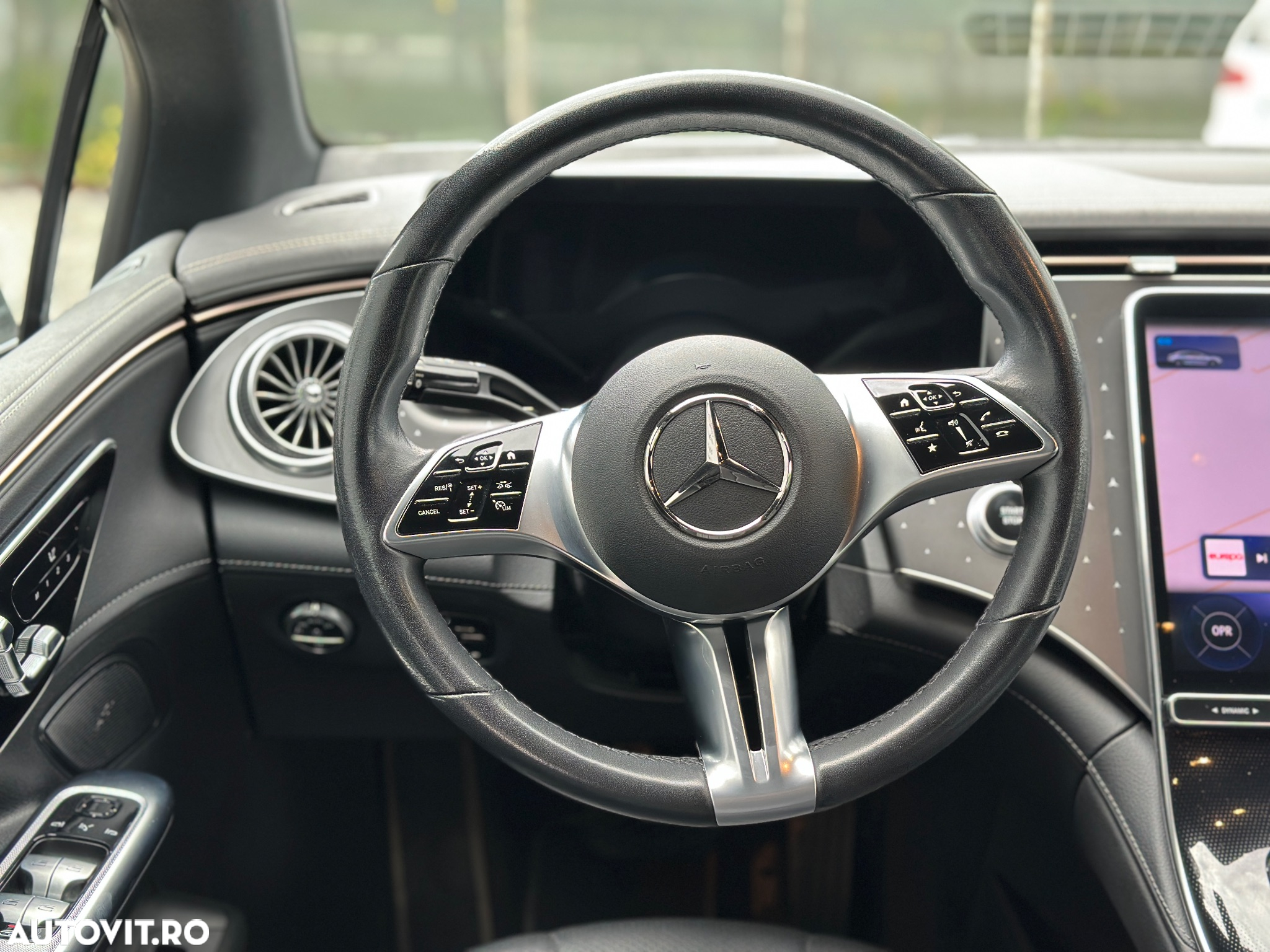Mercedes-Benz EQE 300 - 28