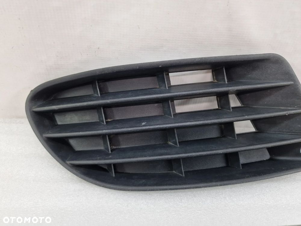 VW GOLF V 5 + PLUS 5+ LEWA KRATKA BOCZNA ZDERZAKA PRZEDNIEGO PRZÓD Z OPCJĄ BEZ HALOGENU BEZ HALOGENÓW  , NR 5M0853665 , NR AUKCJI E/66 - 5