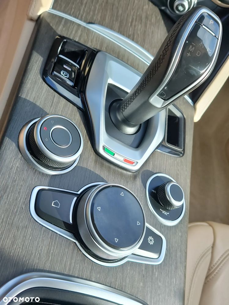 Alfa Romeo Stelvio 2.0 Turbo 16V AT8-Q4 Lusso Ti - 33