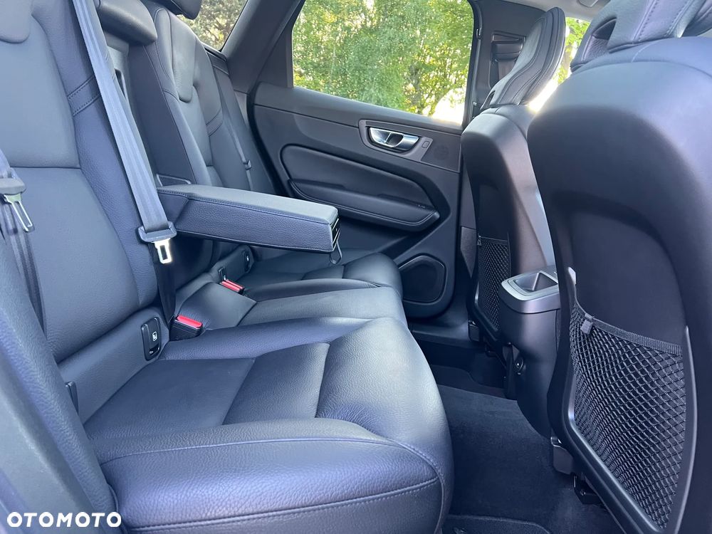 Volvo XC 60 B4 D AWD Plus Dark - 35