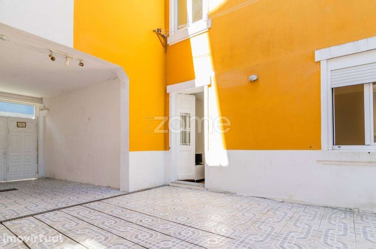 Prédio com 2 frações, rendimento imediato superior a 6%, centro Por... - Grande imagem: 4/46