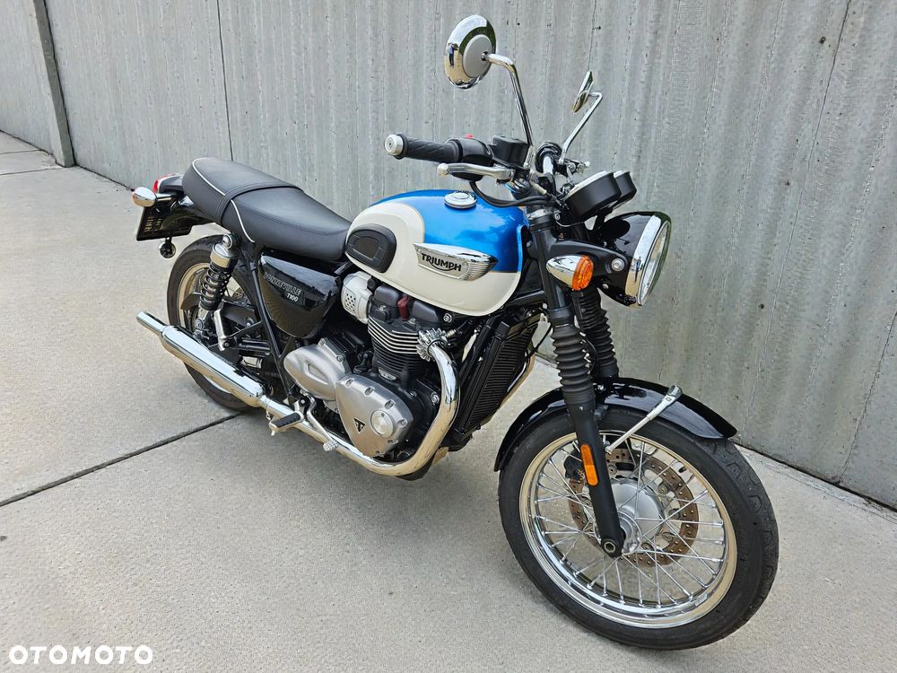 Triumph Bonneville - 2
