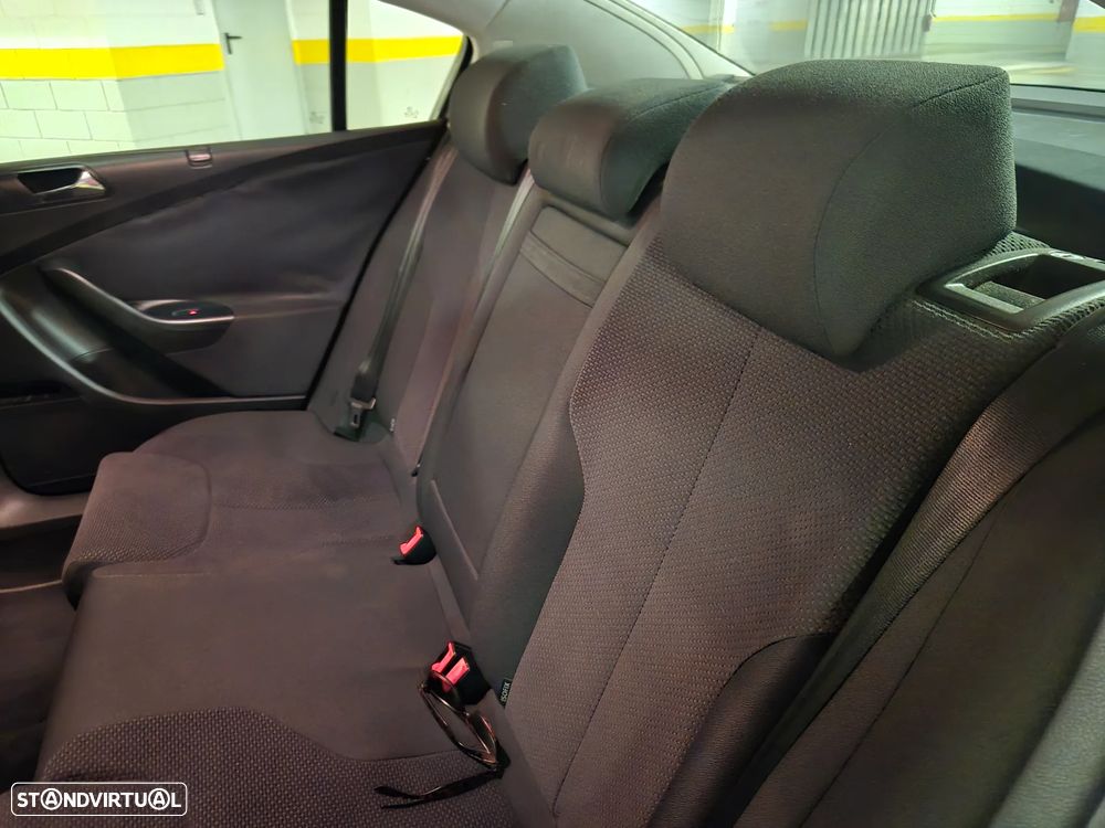 VW Passat 2.0 TDI Confortline - 30